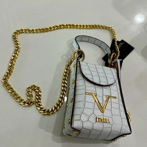 Crossbody bag in white with gold chain and gold logo
